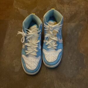I Im selling Nike high dunks blue and white